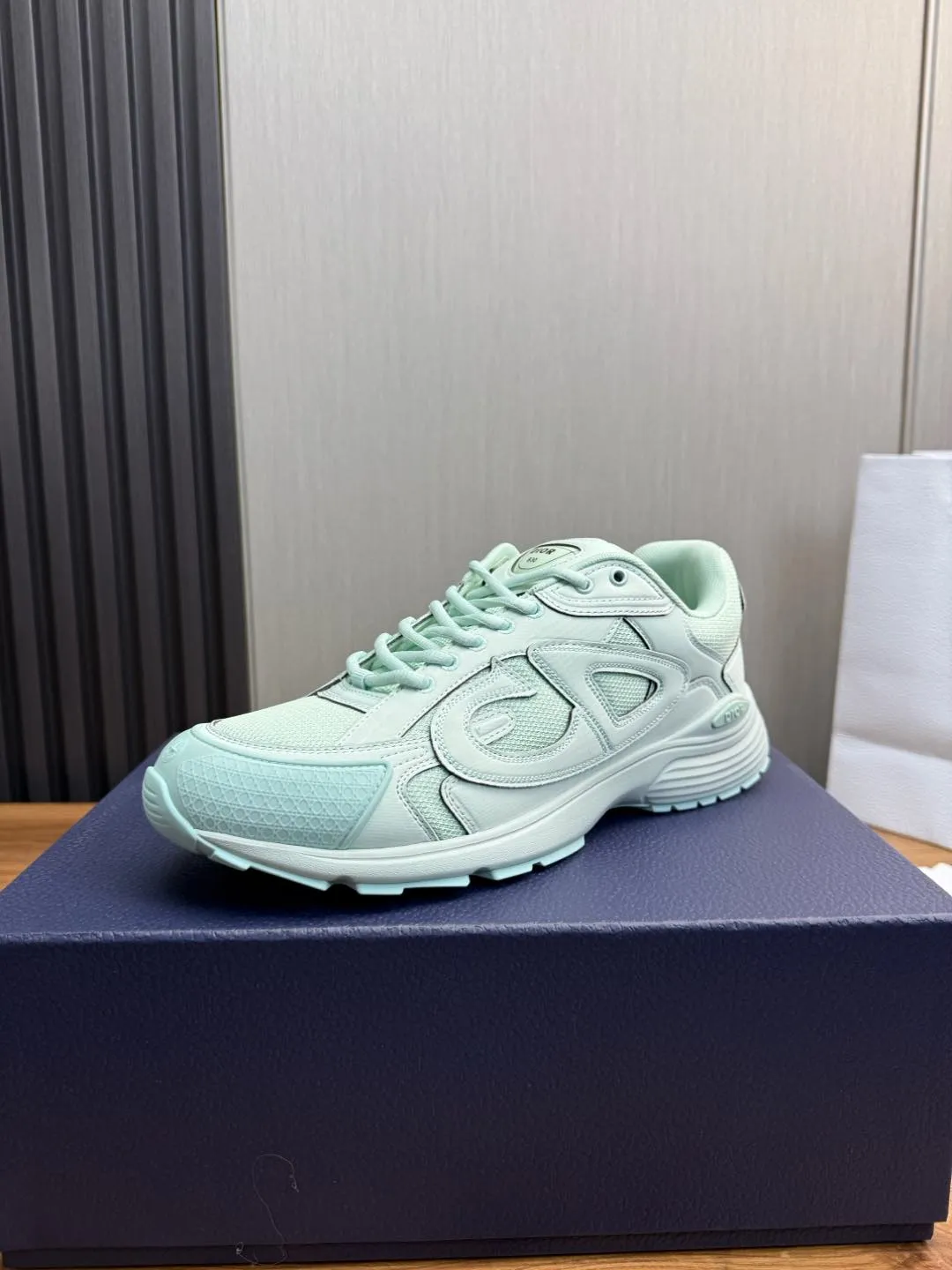 Men's men's shoes 💰740💰 D's Dior ~ New B30 Couple 👫 low-top sneakers ✅ are carefully made of gray mesh fabric and white technical fabric, decorated with reflective "CD30" graphic logo, and "DIO ~ B30" and "CD30" logos on the heel and tongue. An extra-light, sculpted rubber sole with signature accents adds style, while internal stretch details create ideal comfort. It can be matched with various casual styles to show the fashionable and modern sports style〰️ Size: 35-40 (customized at 40 for women) 39-45 (customized at 38.45 for men)